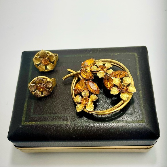 Vintage gold tone amber stone Brooch and Earrings Set - Picture 2 of 7